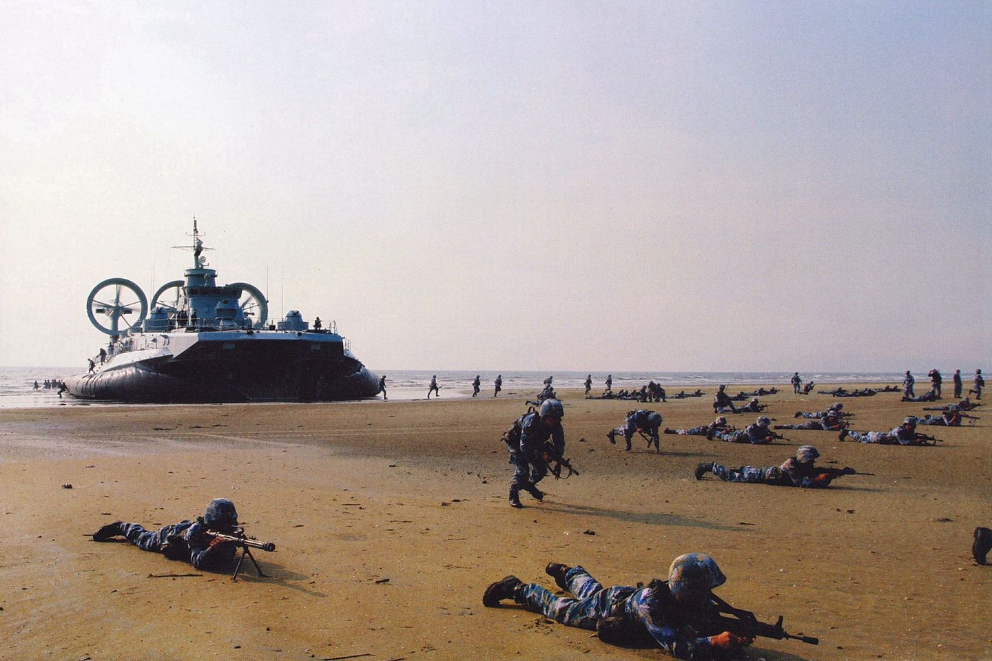 解放军利用“野牛”级气垫船装载士兵冲滩。 （鼎盛军事）