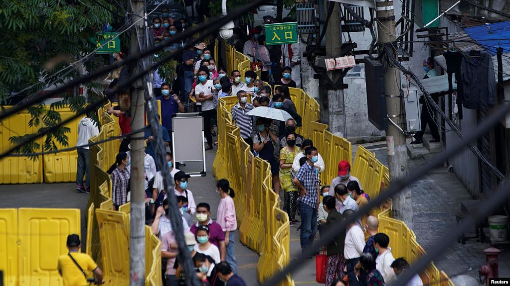 资料照：中国武汉居民排队等待做核酸测试。（2020年5月17日）