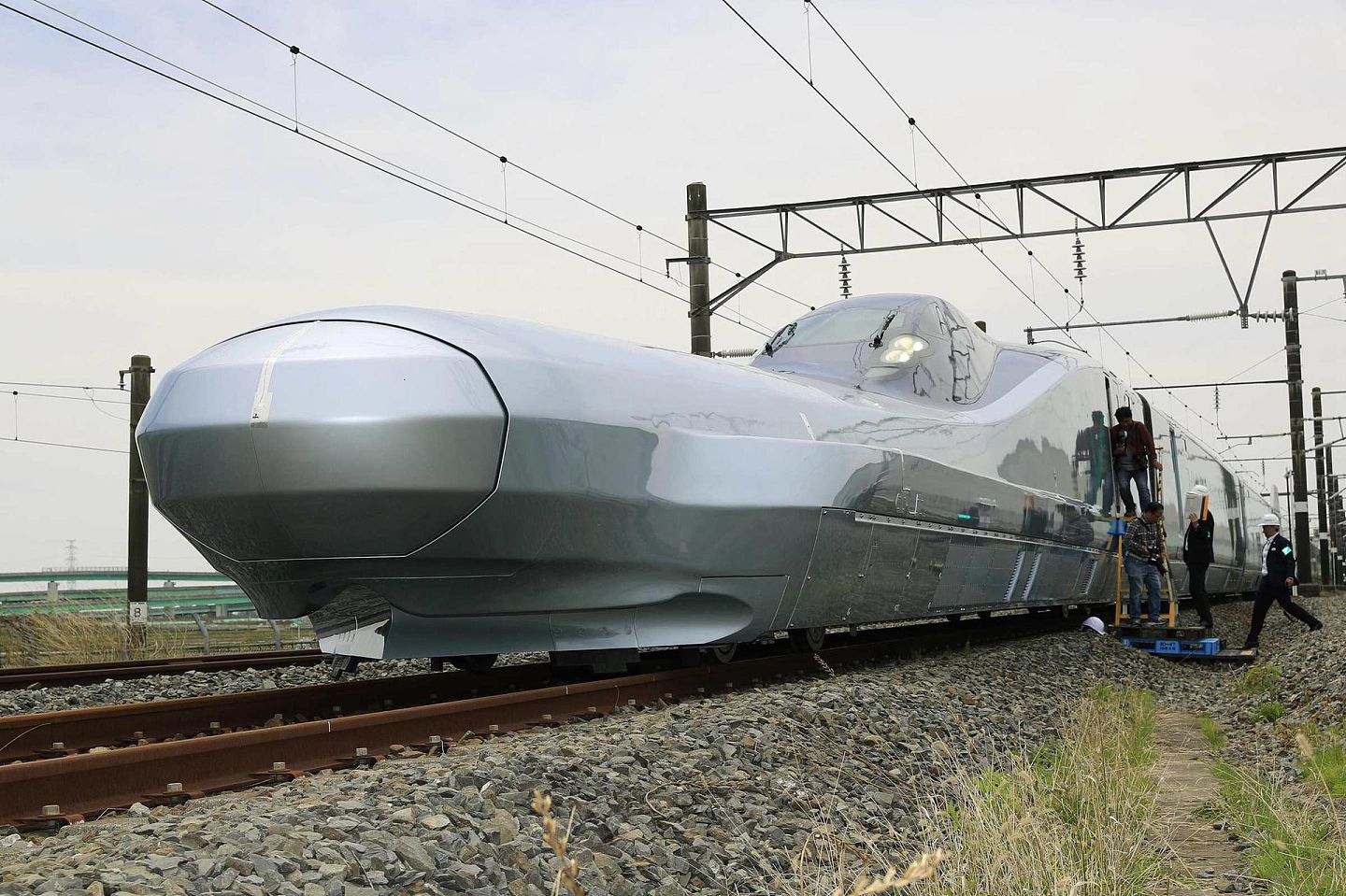 美国在首个高铁项目中选用了日本列车。 图为东日本铁道公司建造的下一代新干线新车型“ALFA-X”子弹列车。 （Getty）