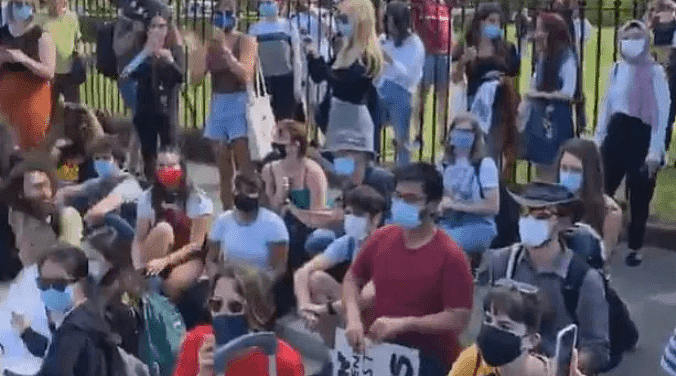 数百人在悉尼大学附近游行！遭警方拦截后静坐示威，16人因违反疫情限制被罚款（组图） - 3