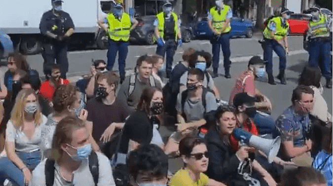 数百人在悉尼大学附近游行！遭警方拦截后静坐示威，16人因违反疫情限制被罚款（组图） - 5