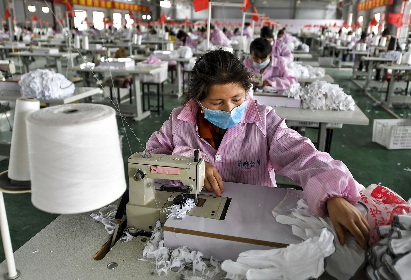 中国否认美国有关在新疆“强迫劳动”的指控。图为新疆喀什地区叶城县阿克塔什镇的少数民族员工正在手套厂工作。（中新社）