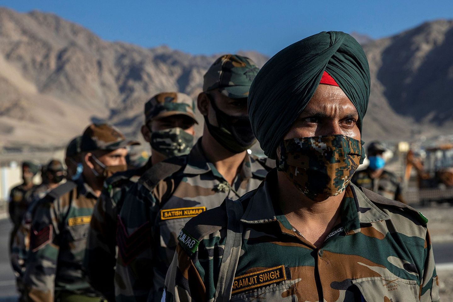 2020年9月15日，印度军队开始向中印边境运送大量弹药、物资。（Reuters）