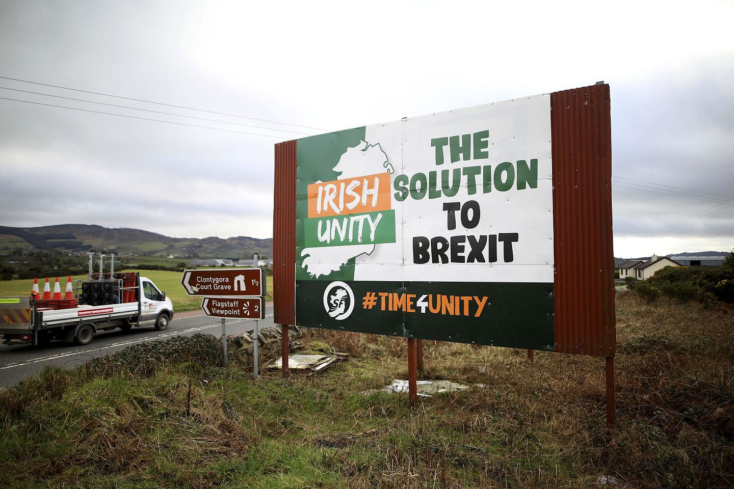 2020年2月1日，星期六，在靠近爱尔兰边境的北爱尔兰纽里镇，司机们经过一张反脱欧的海报。虽然英国于当地时间周五晚上11点正式离开欧盟，但在欧盟与其前成员国之间建立新经济关系的艰难工作才刚刚开始。（BBC）