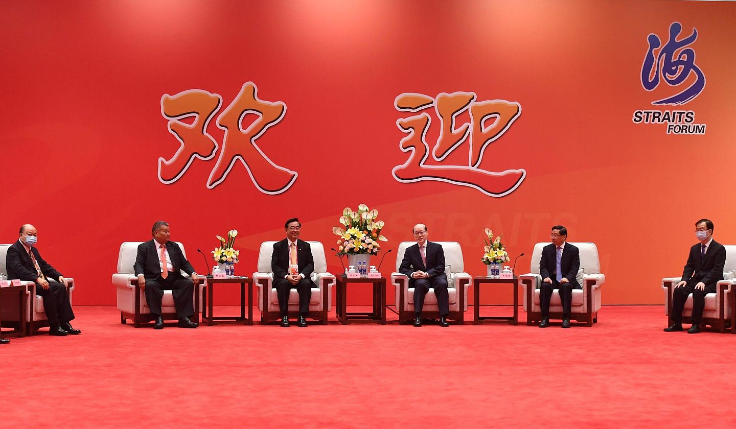 2020年9月的海峡论坛没有国民党派团参会，台湾新党与中国国台办主任刘结一(右三)撑起了这次史上最冷清的大会。（视觉中国）