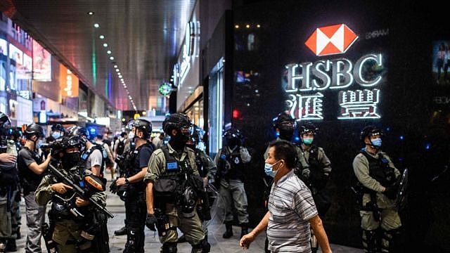 一批香港防暴警察在中环皇后大道中汇丰银行分行外停驻（9/6/2020）