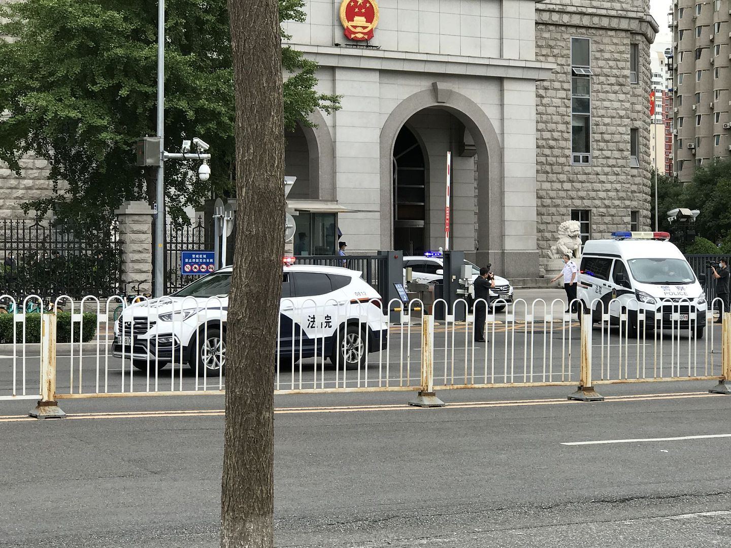 任志强庭审当天，北京市第二中院外停有多辆警车。（多维新闻）