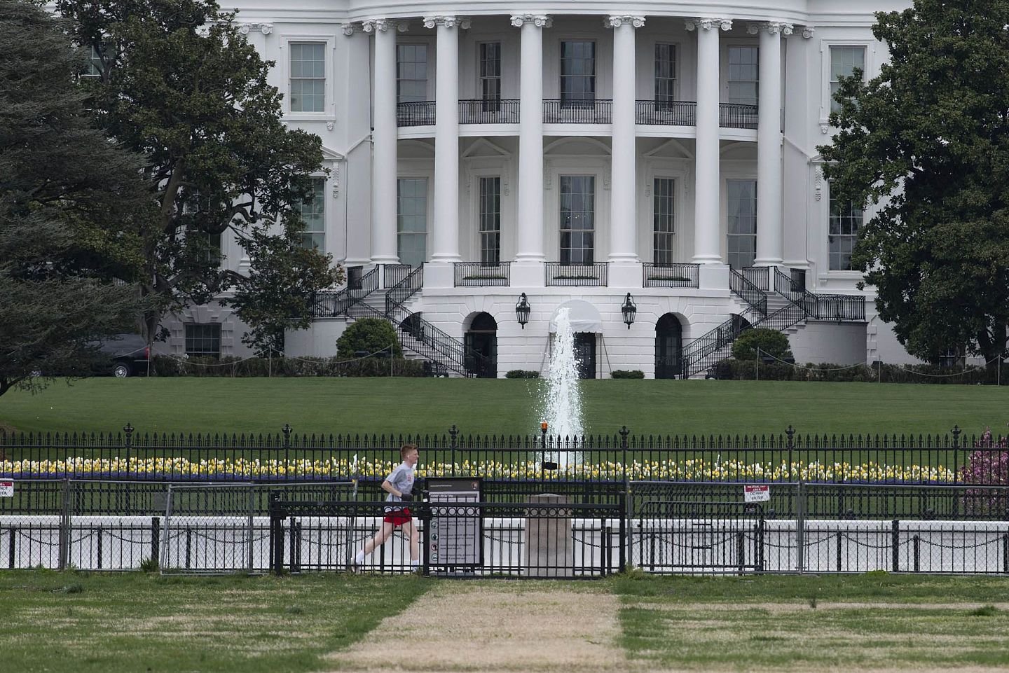美国面临政府关门风险。图为4月1日，在美国首都华盛顿，一名男子在白宫附近跑步。（新华社）