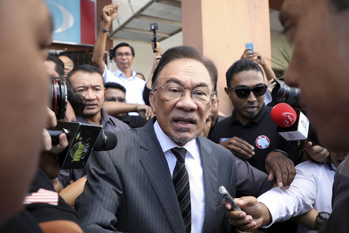 安华宣布马来西亚现政府垮台，他有权组建新政府。 （Reuters）