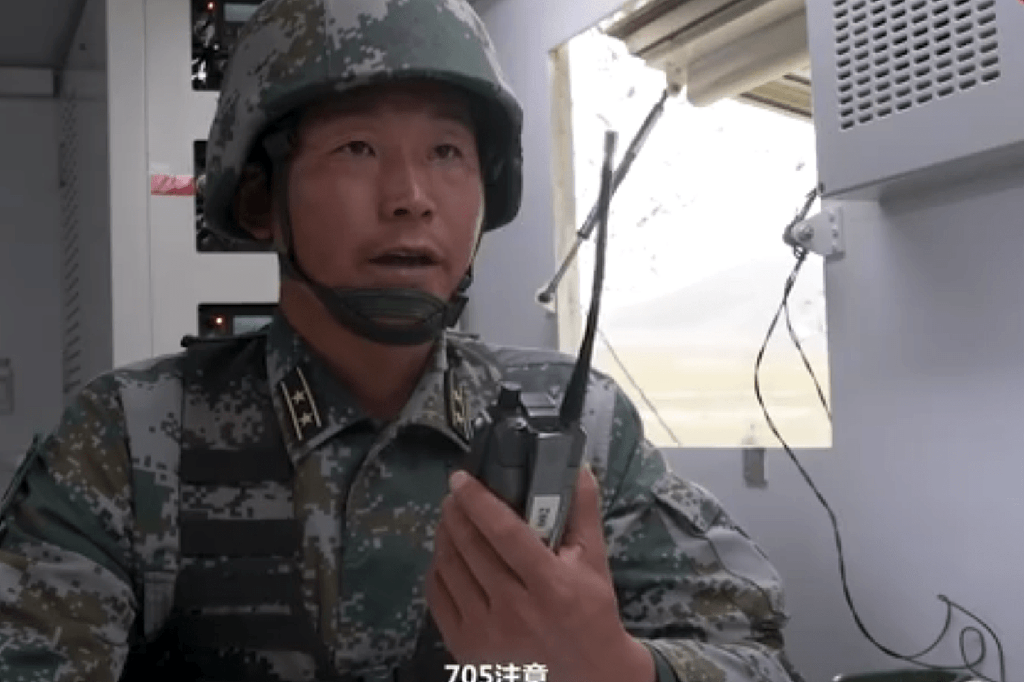 解放军西藏军区展开陆空联合战斗演练，图为解放军士兵在指挥室画面。 （中国央视截图）