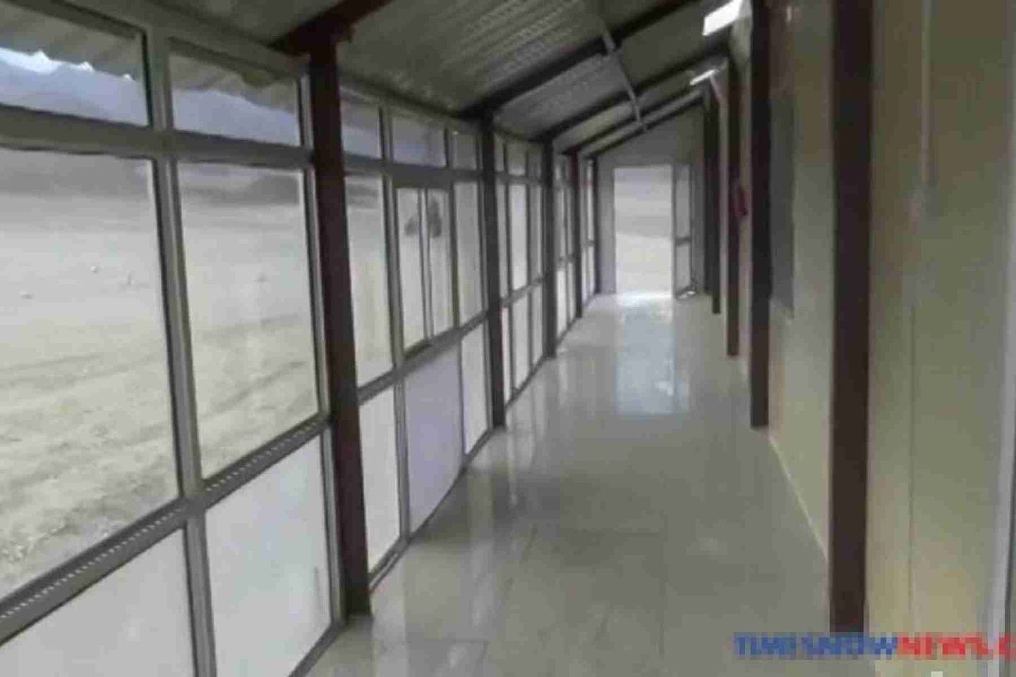 印军简易营房内设有玻璃走廊。 （微博@南海的浪涛）