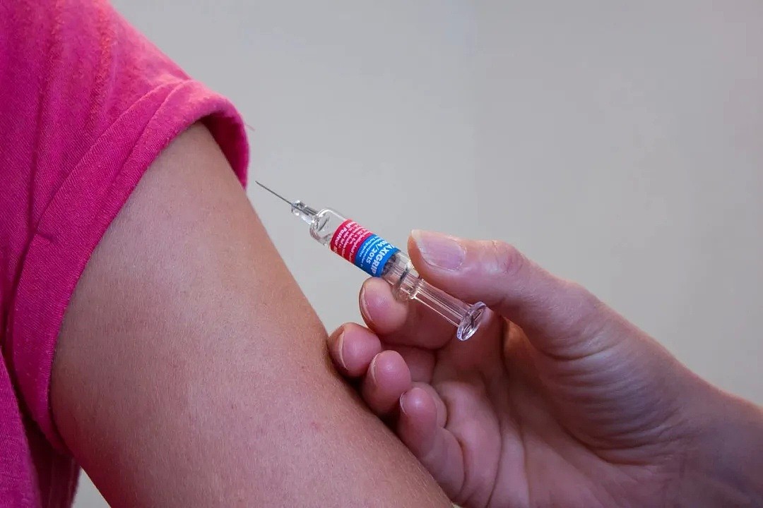 一针见效！强生六万志愿者接种，美国首次大规模新冠疫苗试验（图） - 1