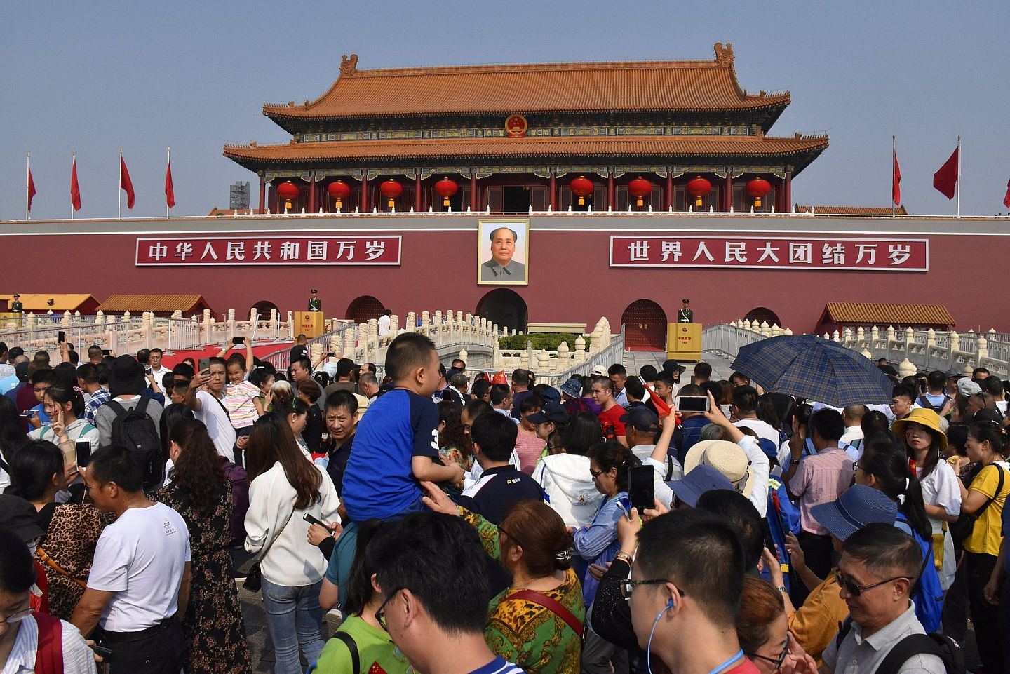 主旋律影片越来越强势的背景是，中国近年来的民族主义情绪日渐高涨。中国文旅部称，“爱国主旋律”、“红色旅游”引领2019年的国庆假日旅游市场。调查表明，78.84%的游客参与了各式国庆庆祝活动。（视觉中国）