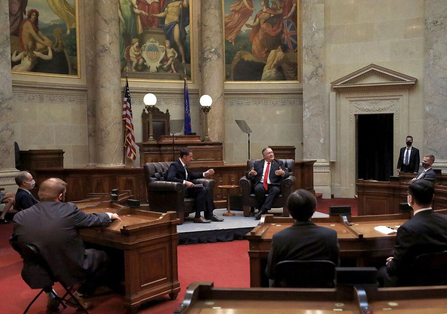 图为2020年9月23日，美国国务卿蓬佩奥于威斯康星州议会大厦会见议员。（AP）