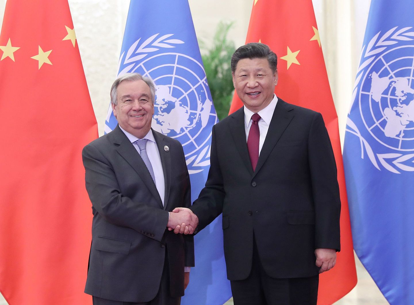 中国国家主席习近平（右）2020年9月23日与联合国秘书长古特雷斯进行了视频通话， 图为两人于2019年4月26日在北京会晤时的场景。（新华社）