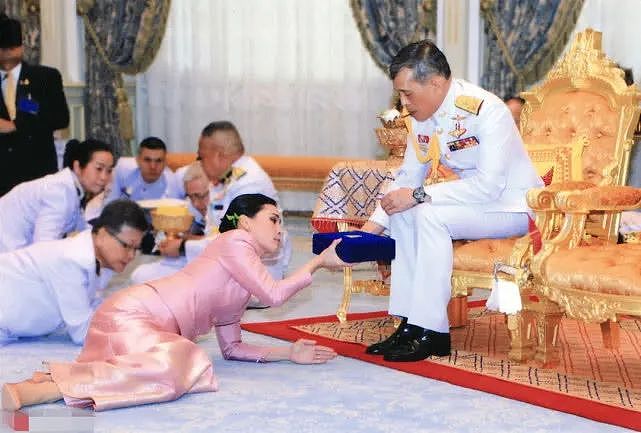 公然纳妃，给狗授予军衔！泰国人民，终于受不了他们的奇葩国王了 （组图） - 11