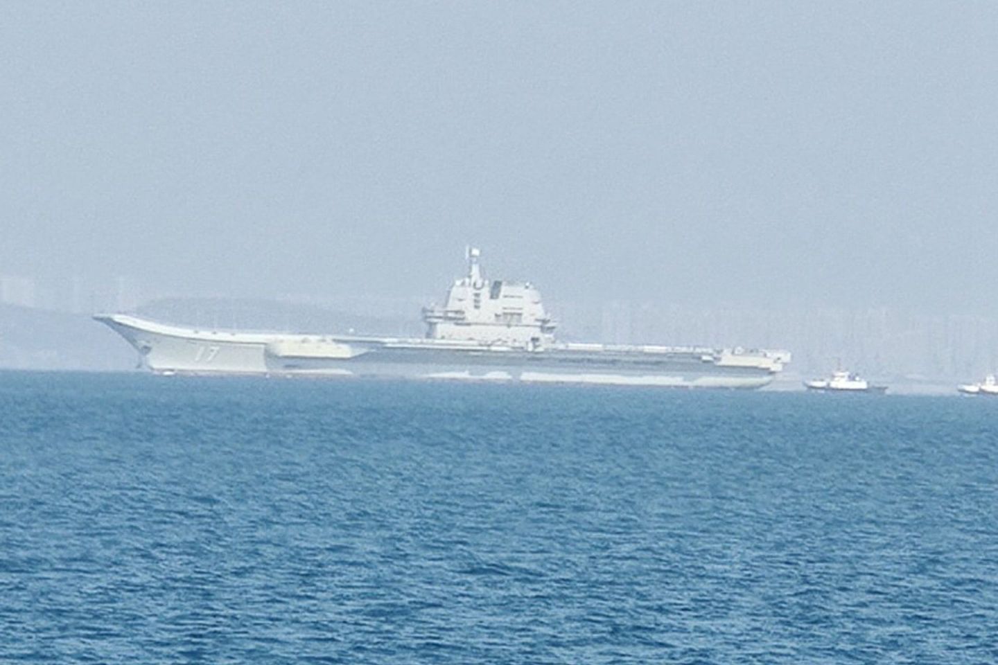 5月25日，中国海军第二艘航母山东舰出海。彼时山东舰前出大连外海，时间共9天。（鼎盛军事）