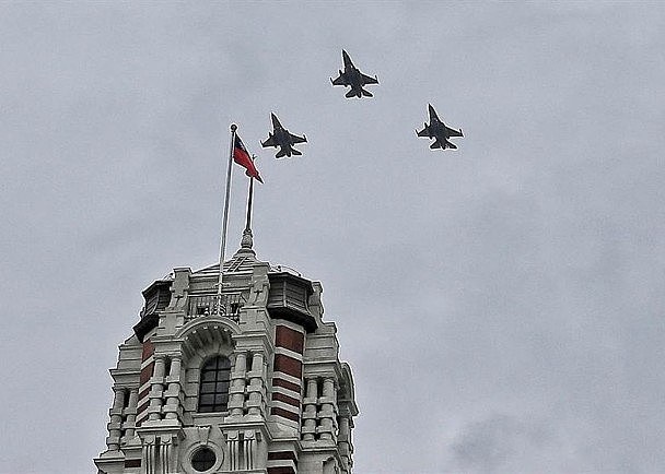 战机清晨掠过台北上空惹虚惊，网民：打起来了（组图） - 1