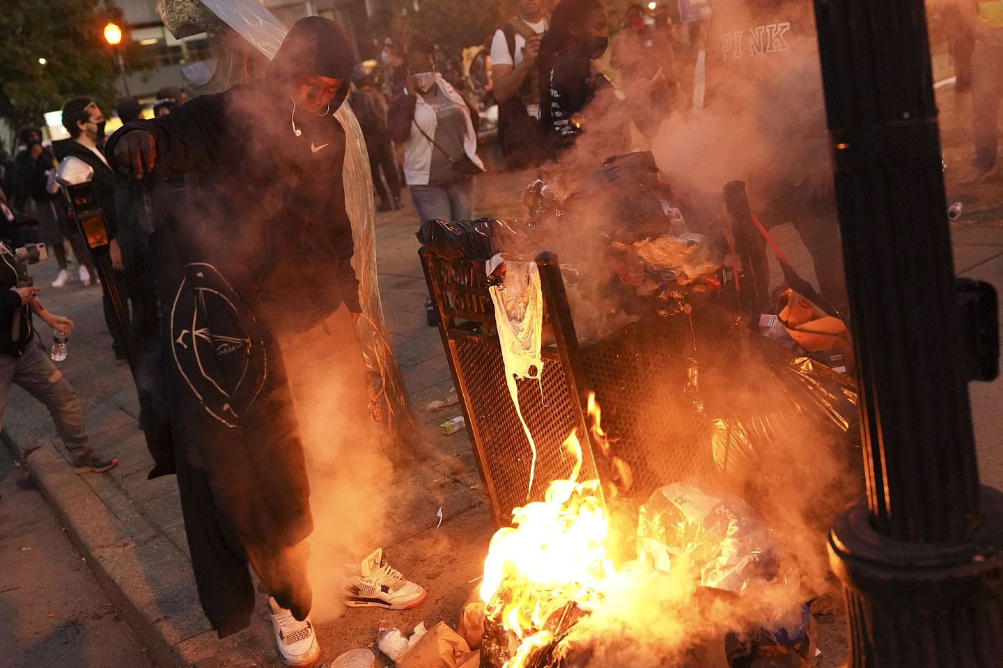 图为9月23日，路易斯维尔市爆发示威，入夜后全市实施宵禁，有示威者焚烧杂物。（AP）