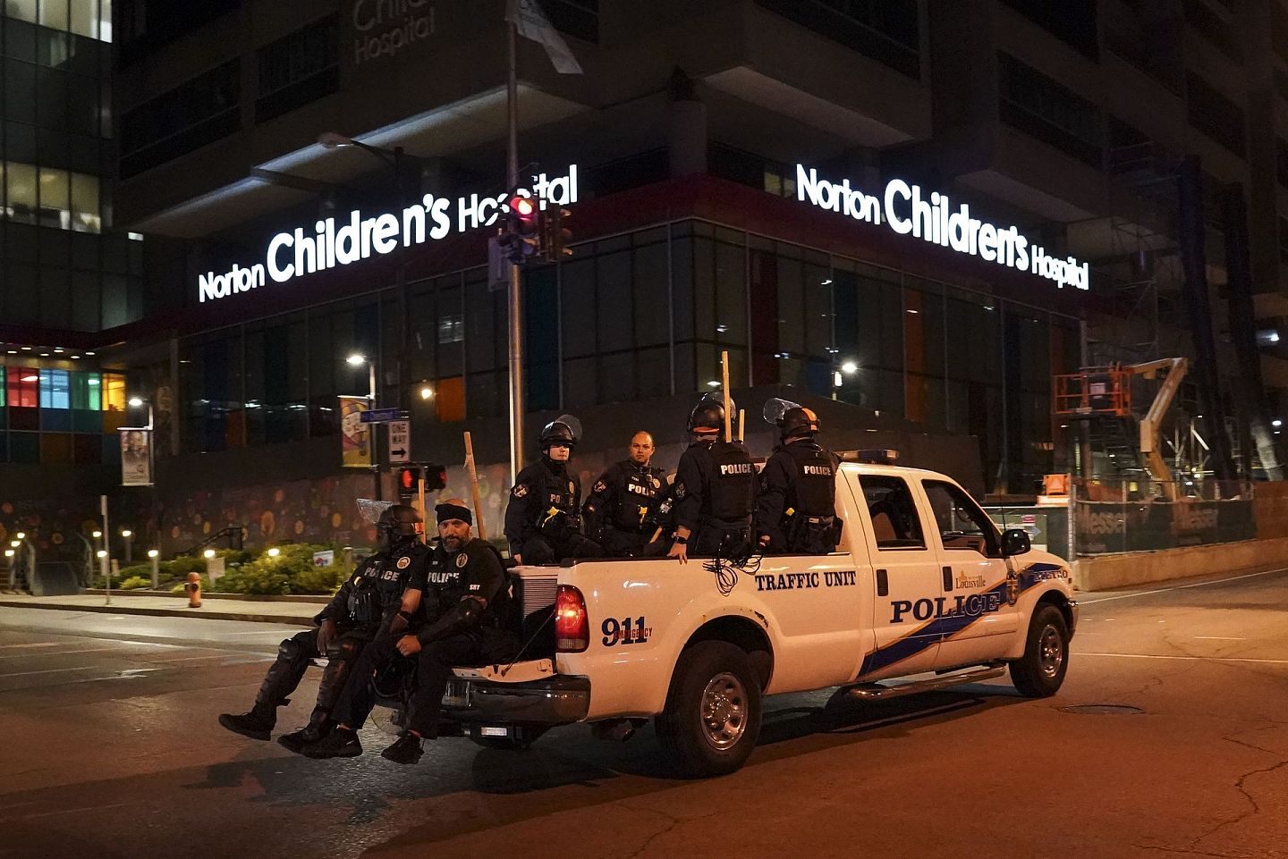 图为9月23日，路易斯维尔市爆发示威，入夜后全市实施宵禁，警员出动维持秩序。（AP）