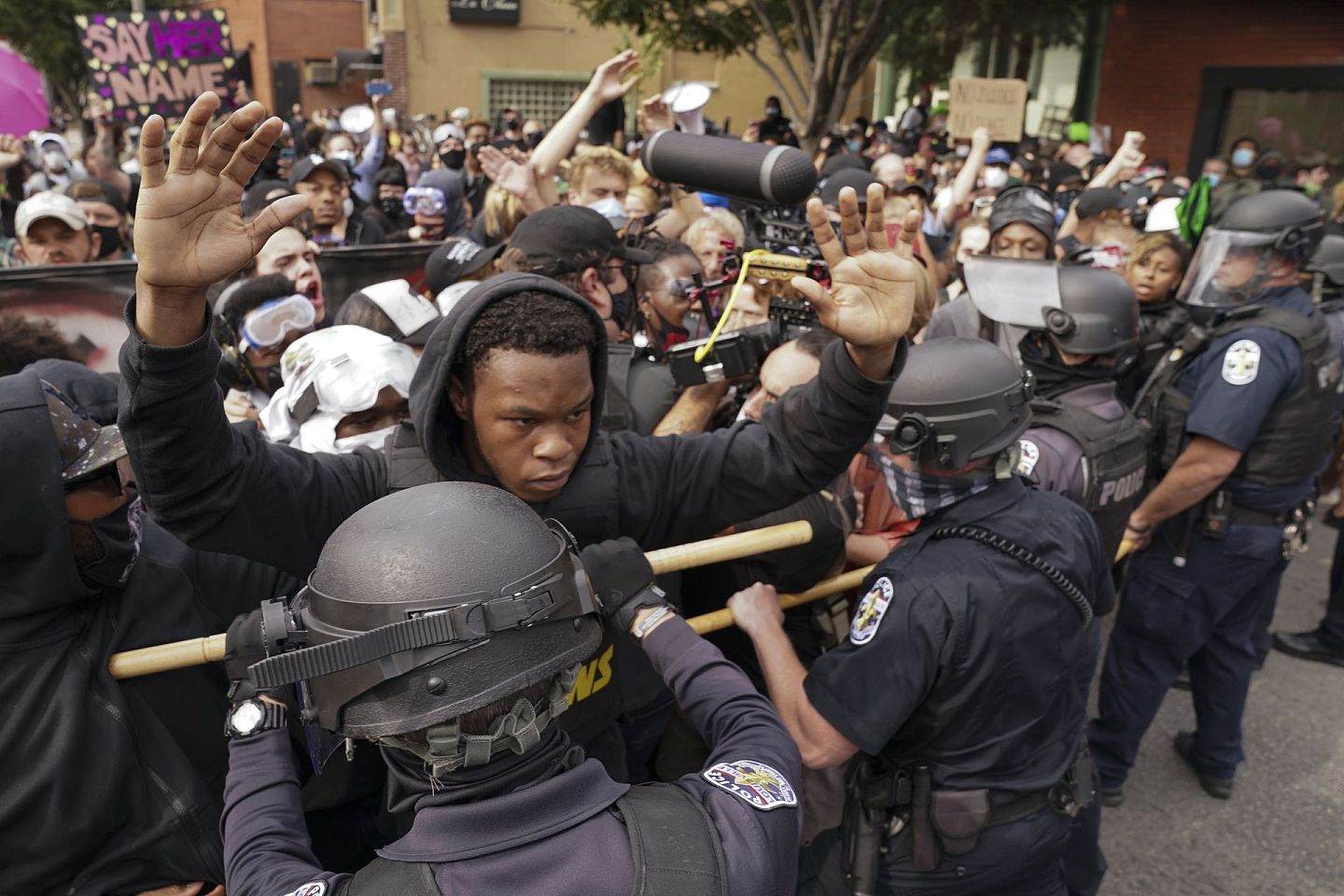 图为9月23日，路易斯维尔市爆发示威，警察阻止示威者继续前进。（AP）