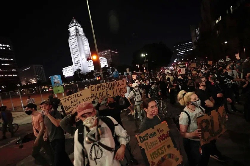 美国爆发大游行，千人“占领”洛杉矶，砸墙涂鸦！泰勒案裁决引发民愤，全美戒备…（组图） - 8