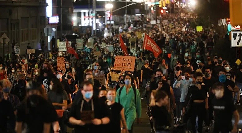 美国爆发大游行，千人“占领”洛杉矶，砸墙涂鸦！泰勒案裁决引发民愤，全美戒备…（组图） - 13