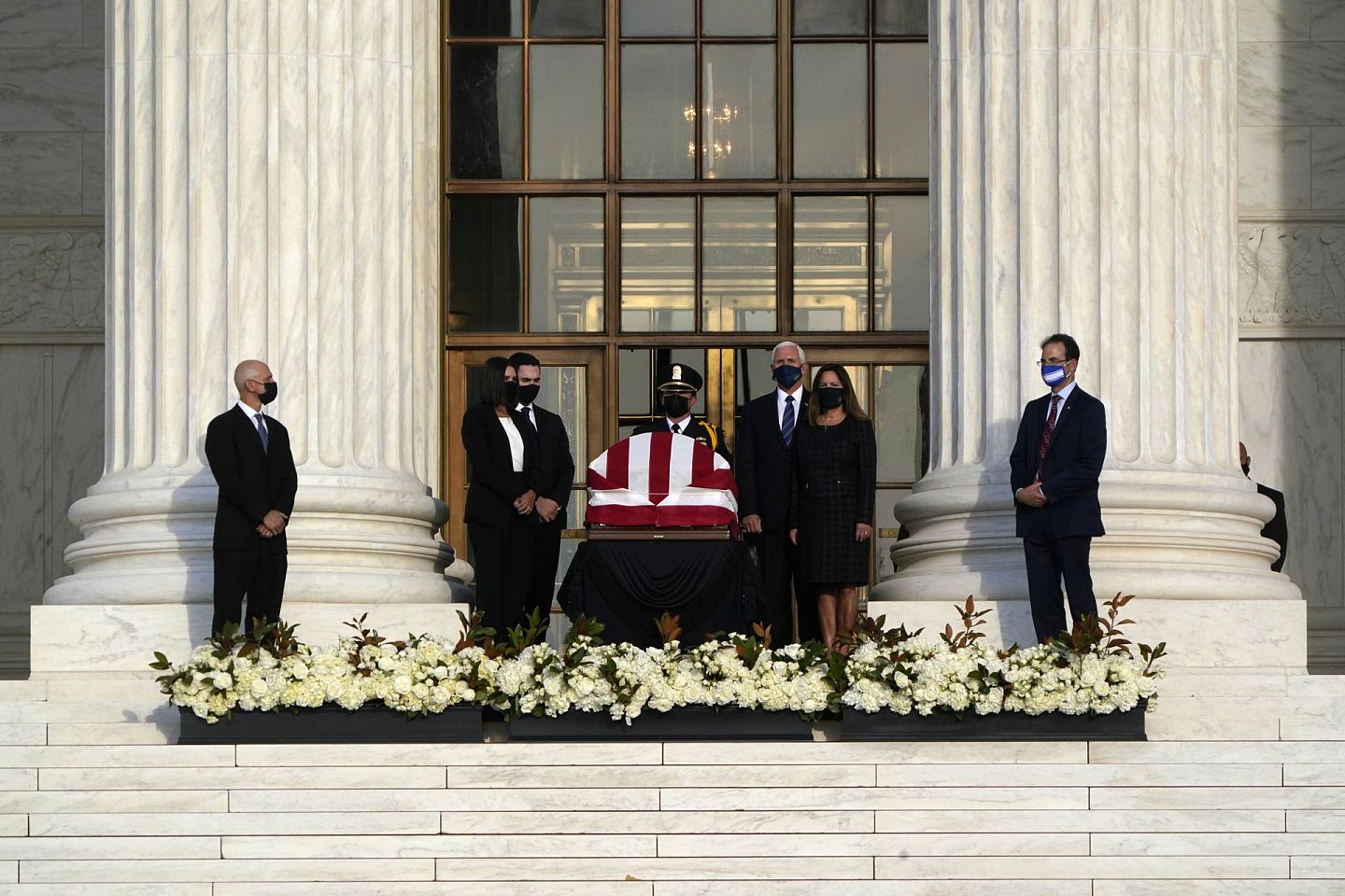 图为2020年9月23日，美国副总统彭斯和夫人瞻仰最高法院已故大法官金斯伯格的灵柩。 （AP）