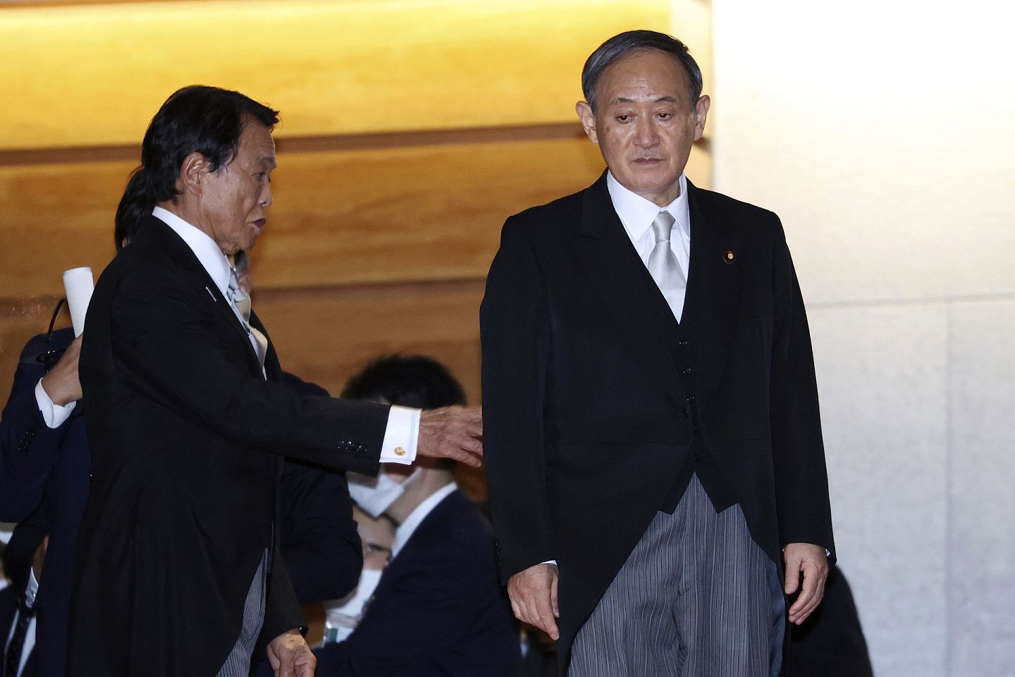 日本首相菅义伟9月16日在东京首相官邸与内阁举行首次会议。 图为他开会后准备与其内阁成员合照。 （AP）