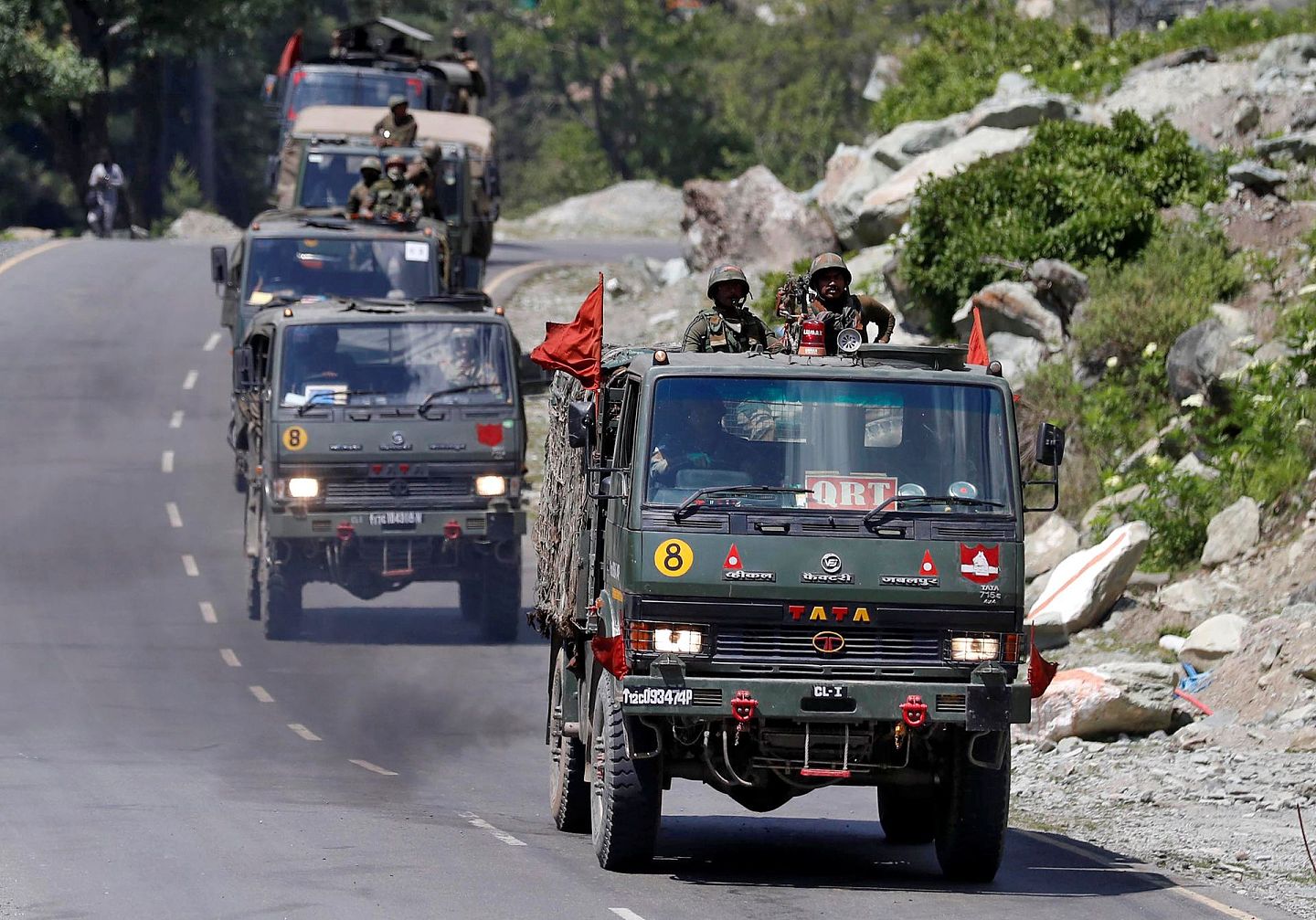 印度与巴基斯坦在克什米尔地区长期交火。 图为2020年6月18日，在克什米尔甘德巴尔地区，一支印度军方车队在高速公路上行进。 （Reuters）