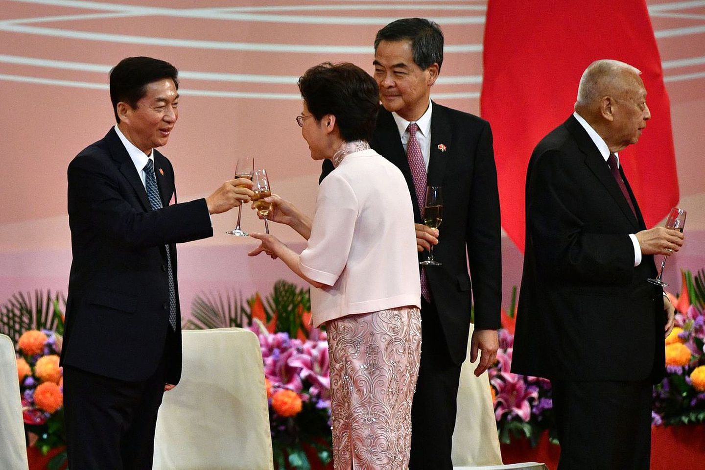 林郑月娥明确表示香港没有“三权分立”来回应最近有关争论。图为2020年7月1日，在香港回归一周年升旗仪式结束后，林郑月娥与骆惠宁（左一）祝酒。（AFP）