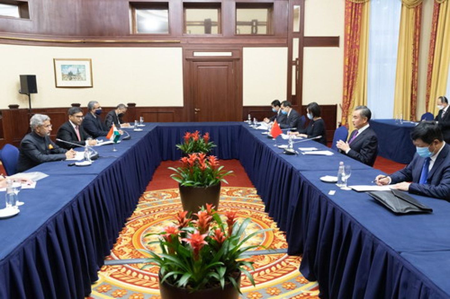 王毅：中国外长王毅9月10日在俄罗斯首都莫斯科出席上海合作组织外长会期间会见印度外长苏杰生。 （中国外交部）