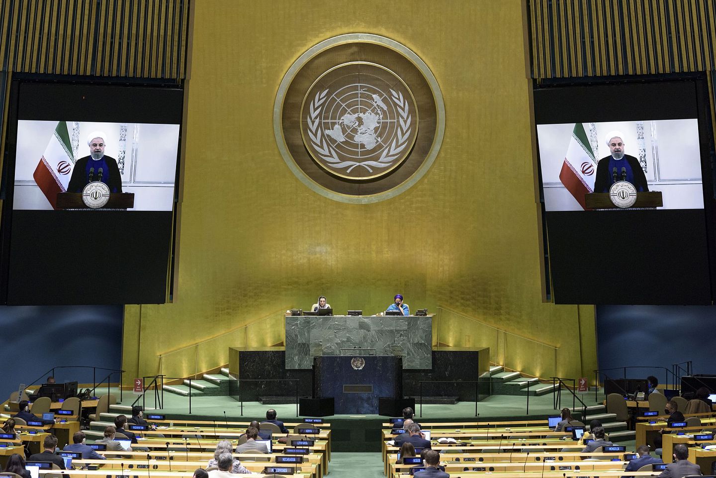 2020年9月22日，伊朗总统鲁哈尼（Hassan Rouhani）讲话中对中俄明确反对美国在联合国安理会提出的反伊朗计划表示感谢，指出这不仅是伊朗的胜利，也是整个国际社会的胜利，“自称霸权的政权遭到羞辱”并深陷到自己亲手制造的孤立之中。（AP）