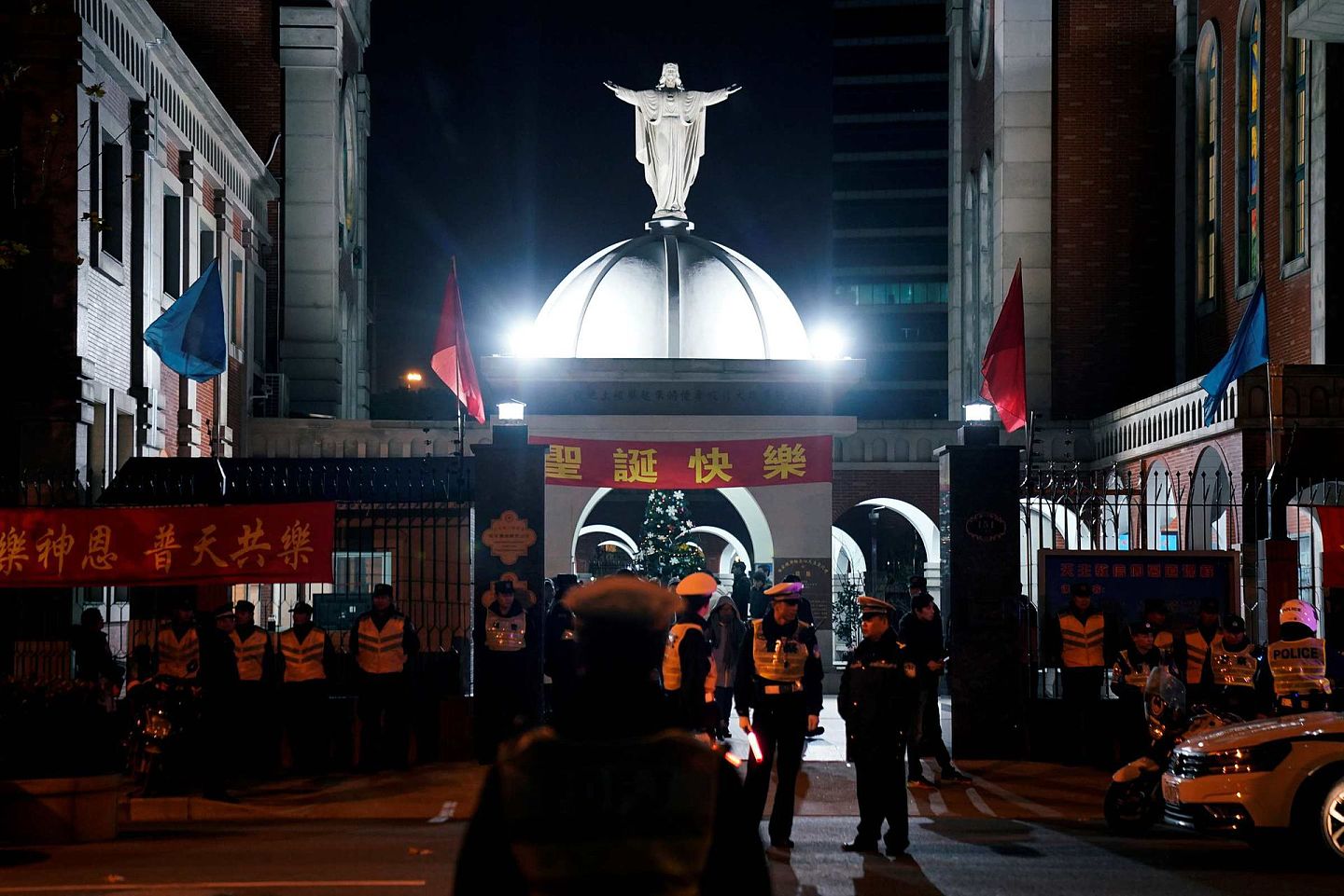 2018年12月24日，中国天主教徒在圣诞节前夕参加集会活动，西方记者拍摄现场画面。（Reuters）