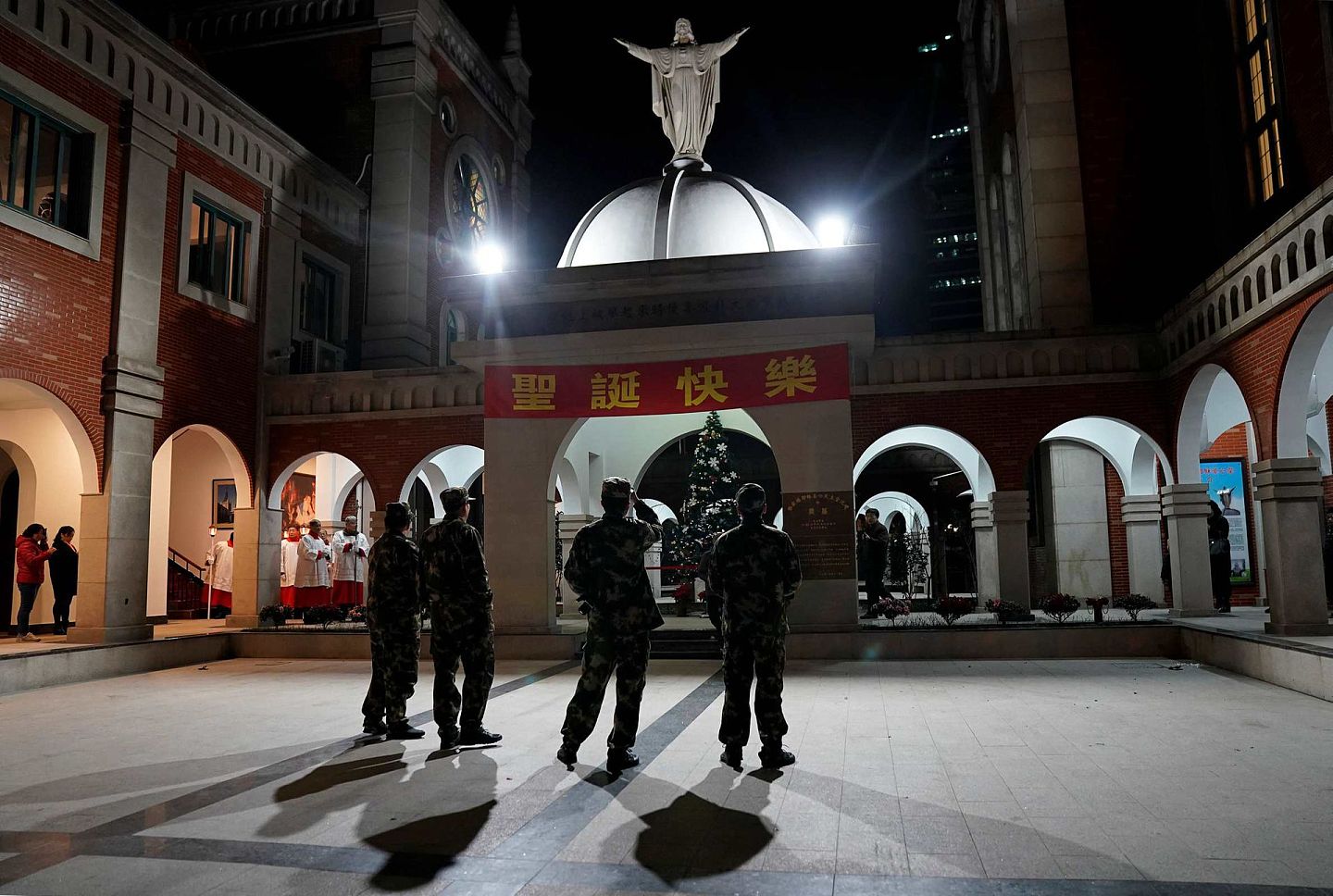 路透社拍摄一处位于中国上海天主教堂圣诞节集会活动。与此同时，中国各地颁布“圣诞节禁令”引发热议。（Reuters）