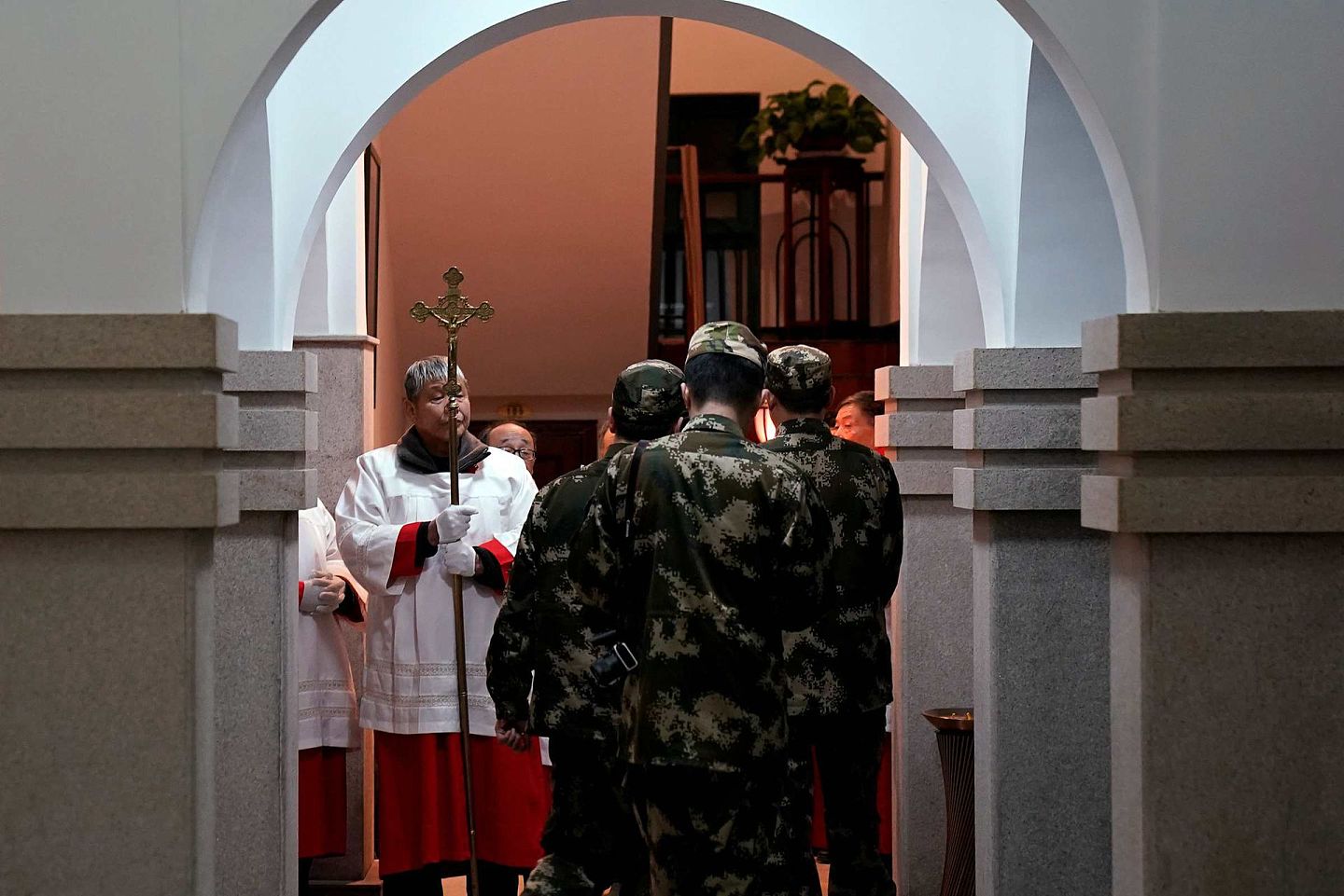 一些中国安保人员进入位于上海的天主教堂，准备进行检查。（Reuters）