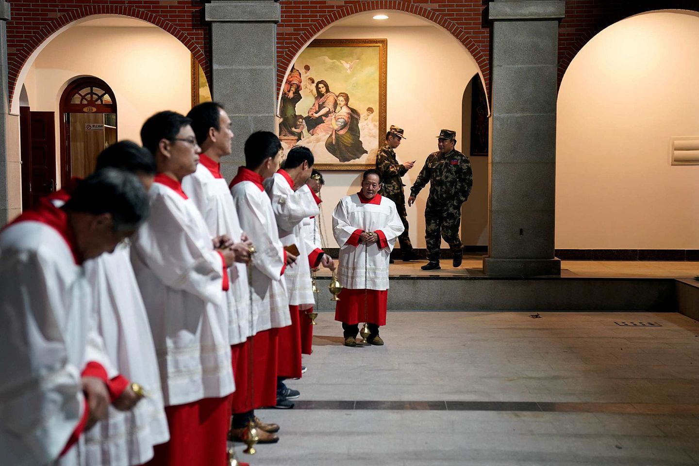 位于中国上海天主教堂圣诞节活动开始前，一些天主教教徒开始集结。（Reuters）