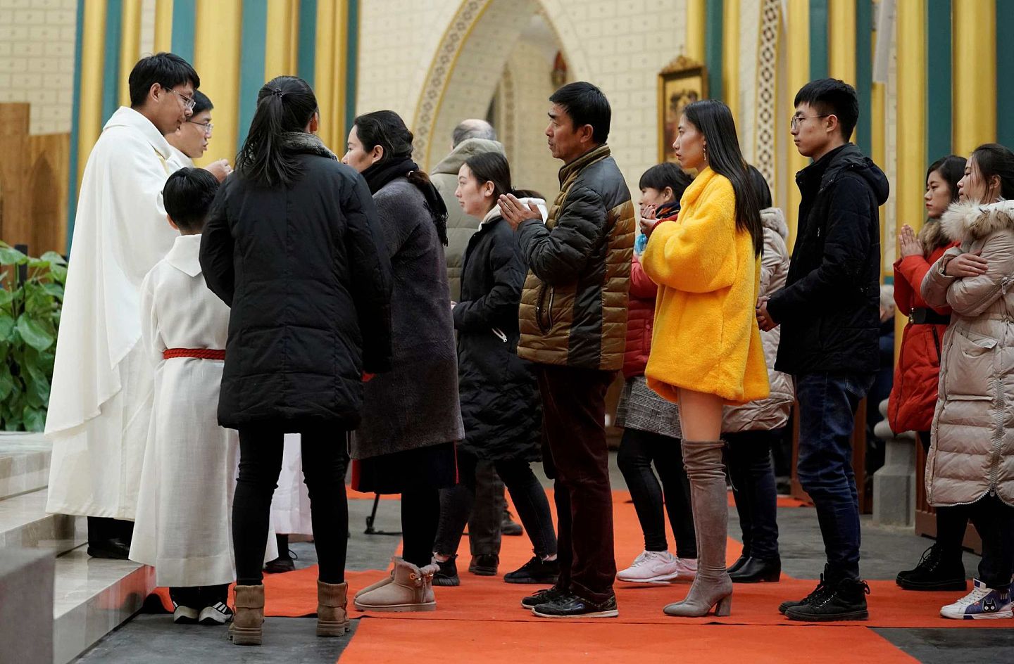 中国上海天主教徒排队等待参加圣诞节集会活动。（Reuters）
