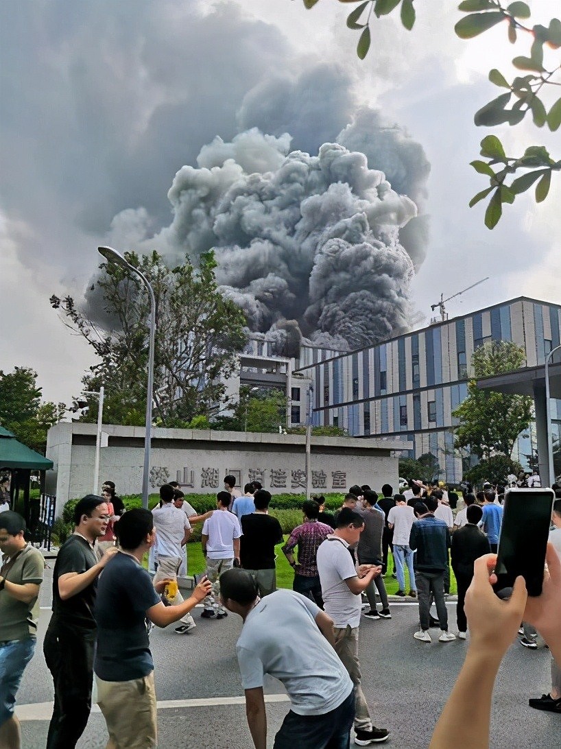 华为松山湖实验室起火：浓烟滚滚