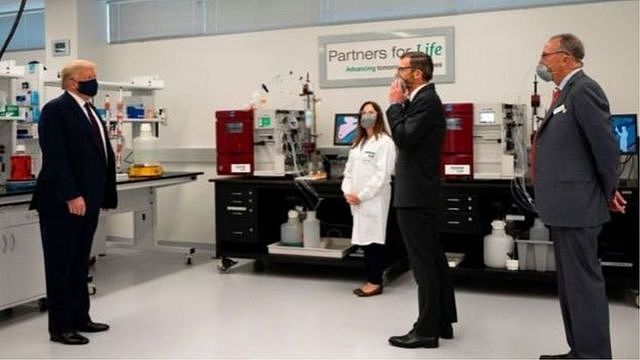 特朗普视察一家研发新冠疫苗的实验室。