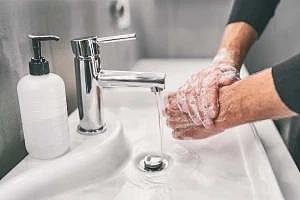 研究称美国新冠病毒发生变异：更具传染性，或能绕过口罩、洗手等“障碍”（组图） - 3