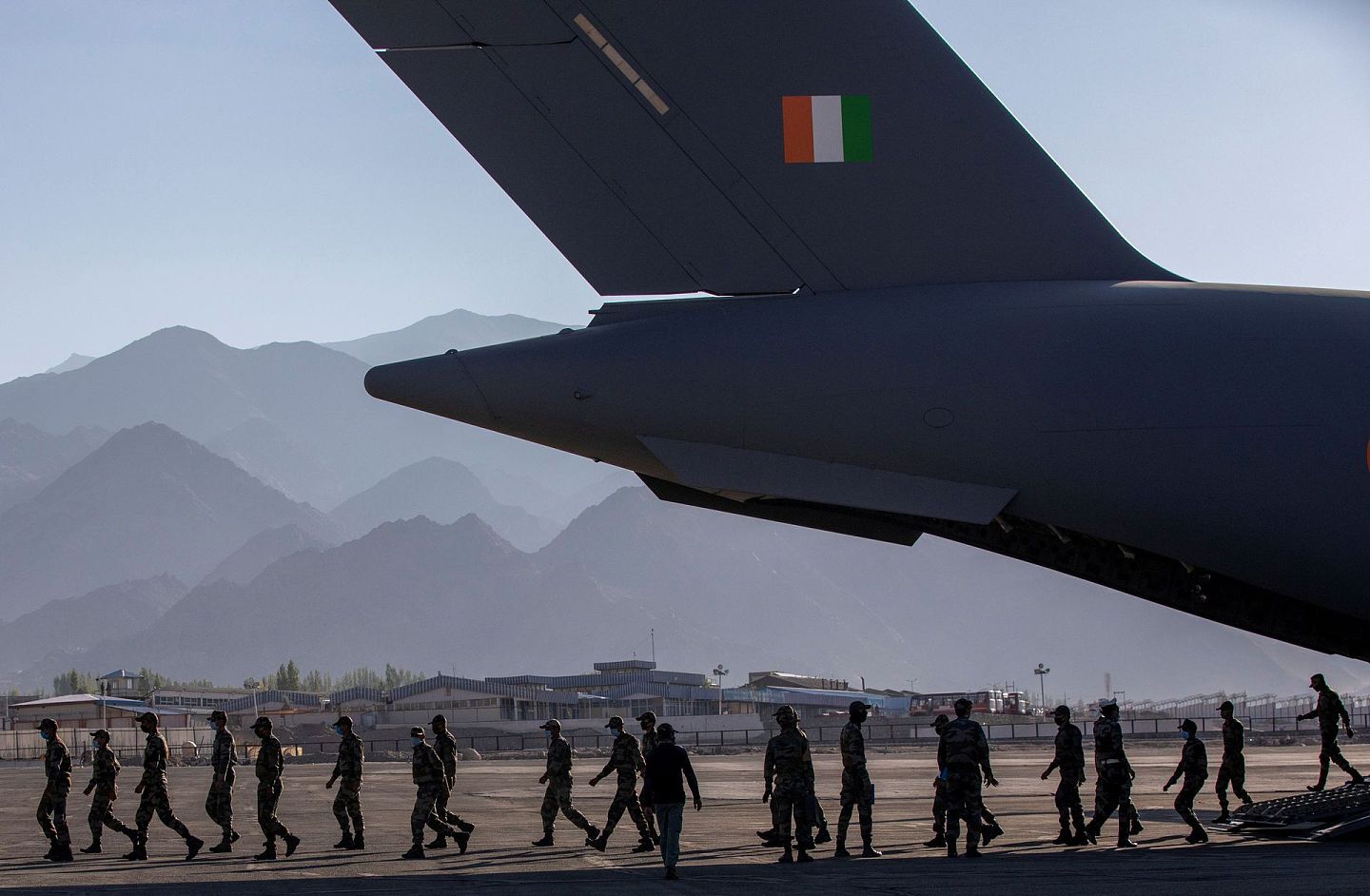 2020年9月15日，印度军队士兵在拉达克地区列城（Leh）的一个前沿空军基地，从一架军用运输机上走下来。（Reuters）