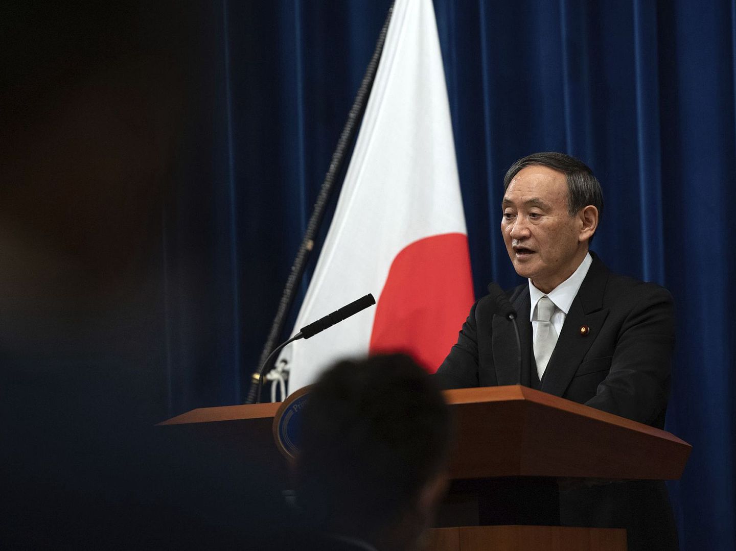 9月16日，在日本东京，新任首相菅义伟在首相官邸的新闻发布会上发言。 （AP）
