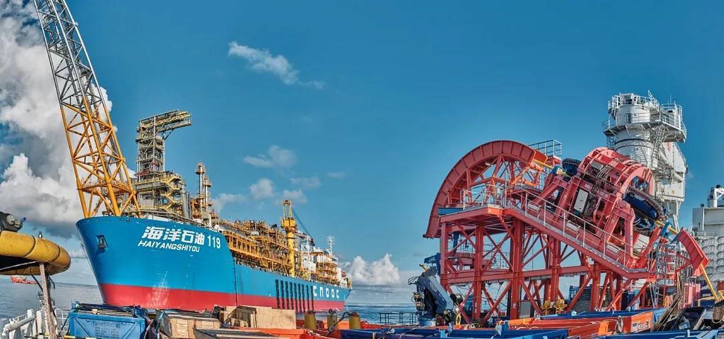 历经近两年，中国首个大型浮式生产储卸油装置（FPSO）已建成投产，它标志着中国大型FPSO高端制造能力和深水施工技术已取得突破。图为2019年FPSO装置正在建设时的场景。（中海油官网）