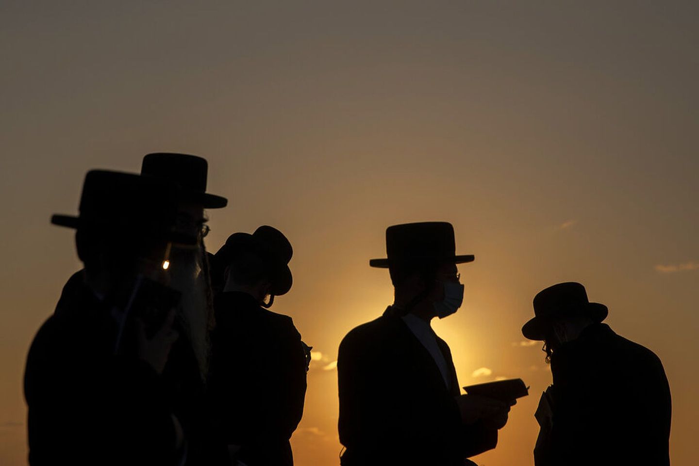 9月24日， 以色列内坦亚的极端正统犹太教徒在参加吹角仪式（Tashlich）时，在一座山上祈祷。 （AP）