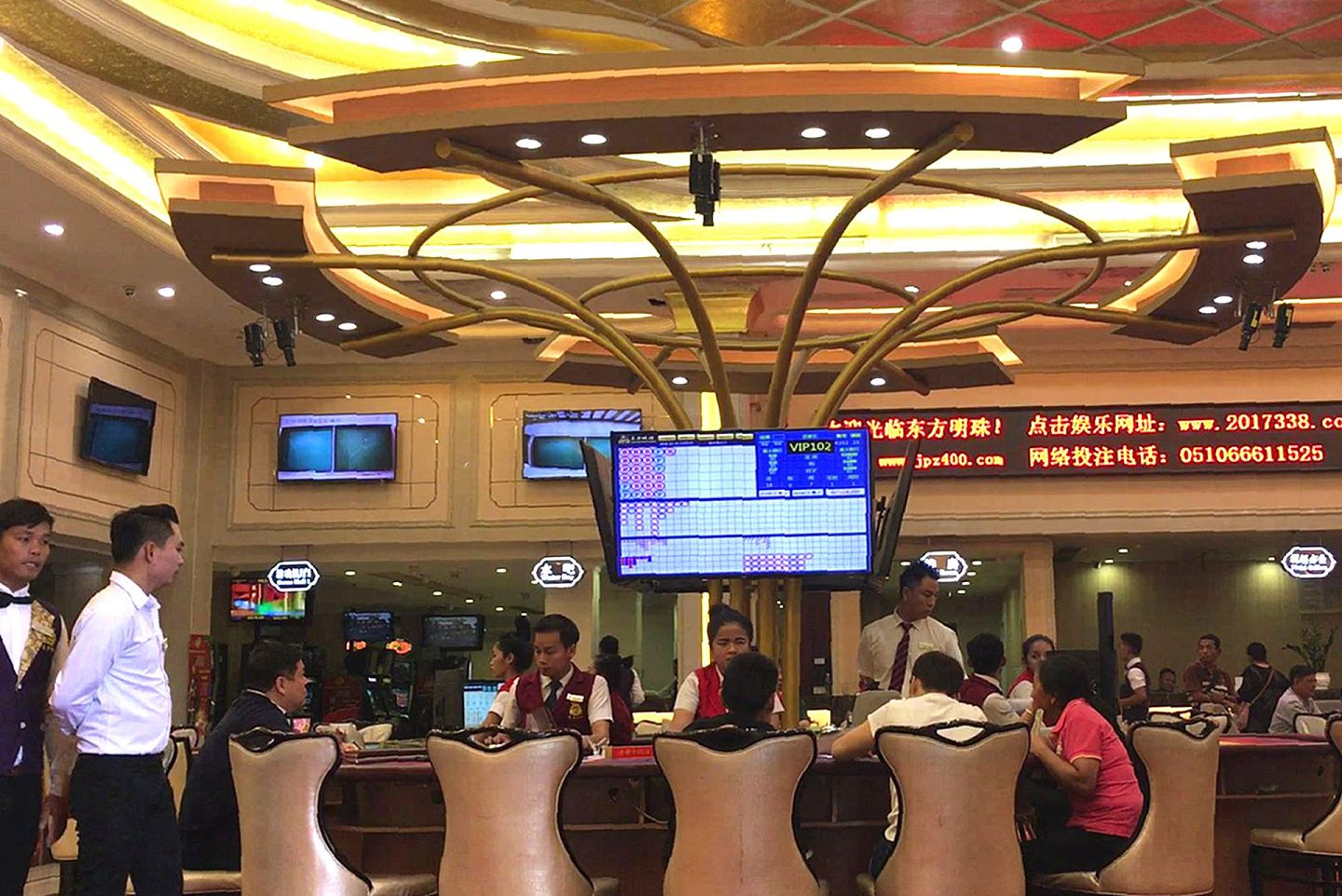 近年来中国公民参与跨境赌博正在呈快速增长的态势，尤其是利用网络的跨境赌博更为隐蔽。图为中国游客在柬埔寨西哈努克省省会西哈努克市的华人赌场内赌博。（AFP）