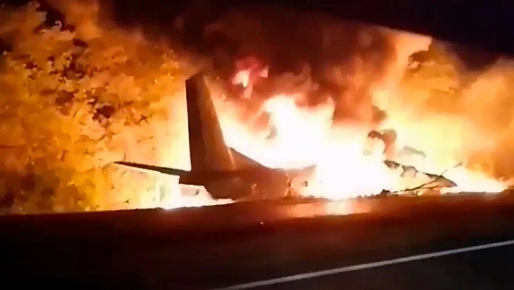 灾难！飞机坠毁公路，25人死亡，飞机上乘坐的都是航空大学的大学生，一群天之骄子葬身火海（视频/组图） - 1