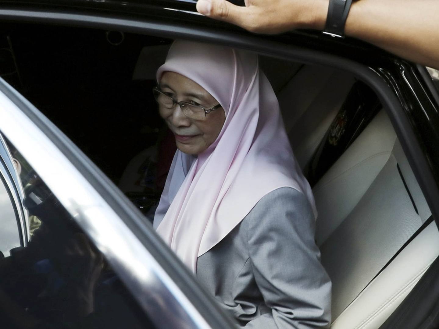 在马来西亚坊间，人称“旺姐”的安瓦尔之妻万·阿齐扎（Wan Azizah）也在扮演着不容忽视的角色。（美联社）