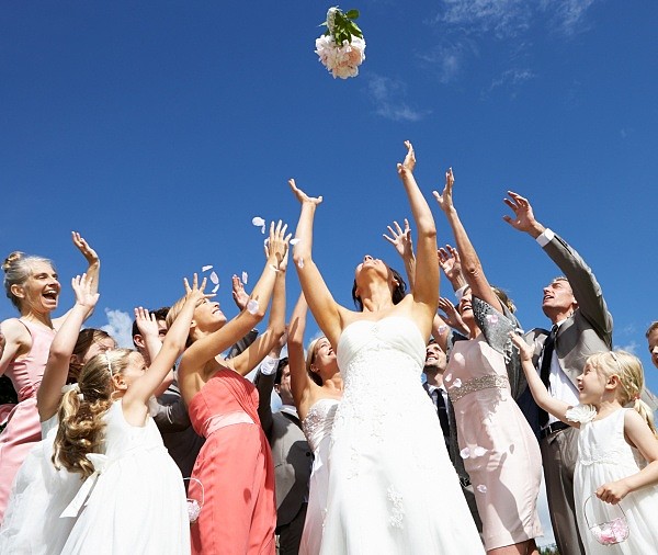 chp_export_197589994_bride-throwing-bouquet-outdoors-for-guests-to-catch.-wedding-guests-generic.jpg,0