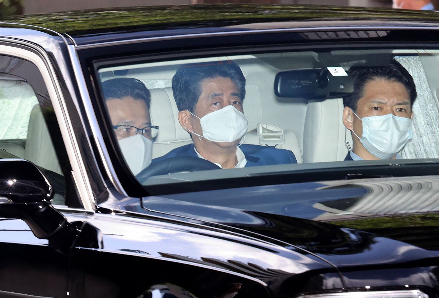 安倍晋三2020年8月底因健康问题宣布辞职。 图为2020年8月17日，安倍晋三乘坐汽车前往东京庆应大学医院进行体检。 （Getty）
